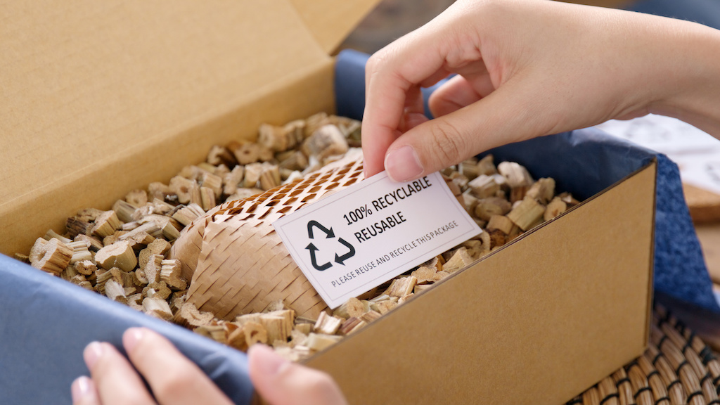 Nachhaltige Verpackungen: Ein Paket mit Pappe gefüllt als nachwachsender Rohstoff